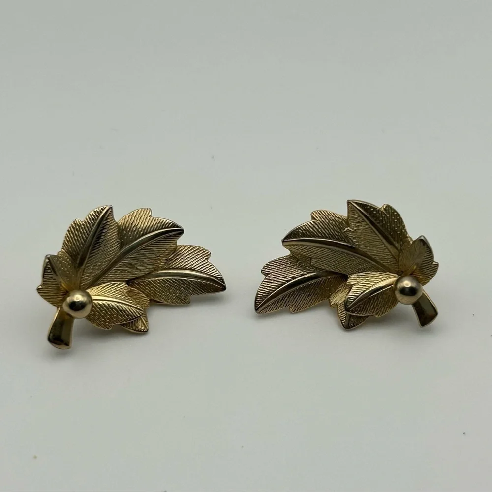 Vintage Textured Gold Tone Grape Leaves Clip On Earrings Nature Trees